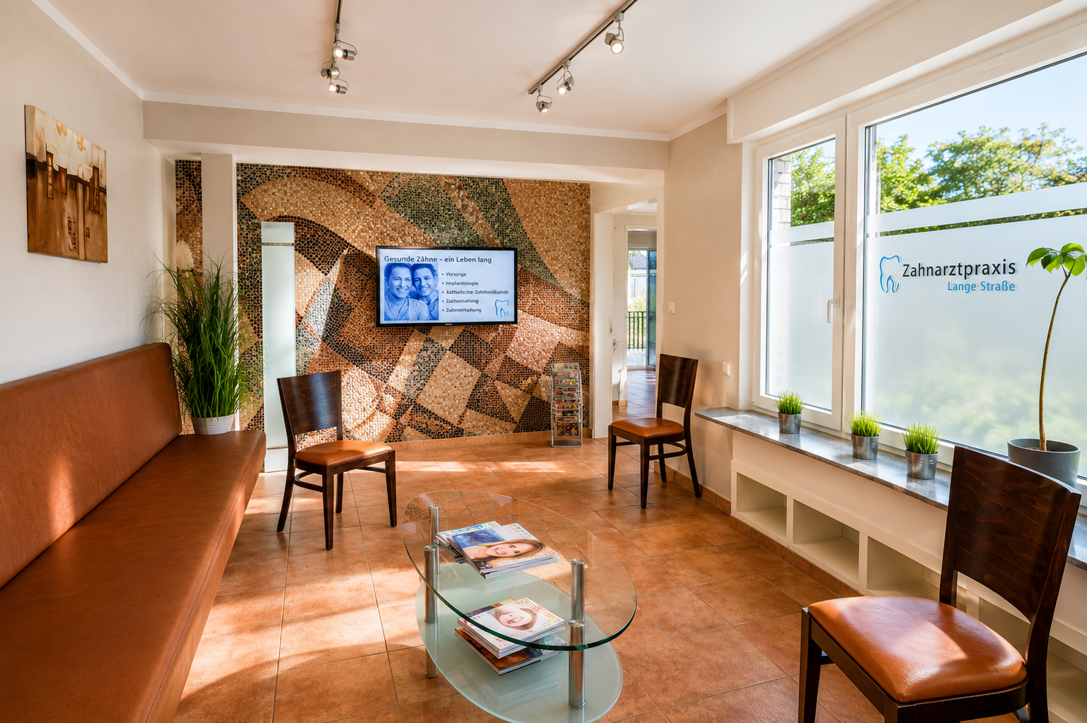 Wartebereich mit Mosaik-Wand und Tageslicht